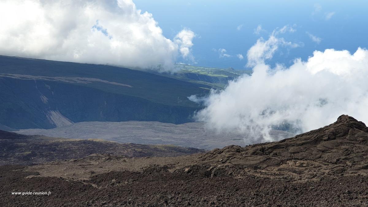 La randonnée du volcan offre des beaux points de vue sur l'Est de La Réunion