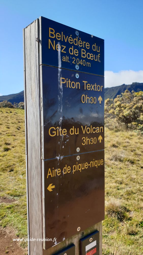 Randonnées au Nez de Boeuf - Route du Volcan
