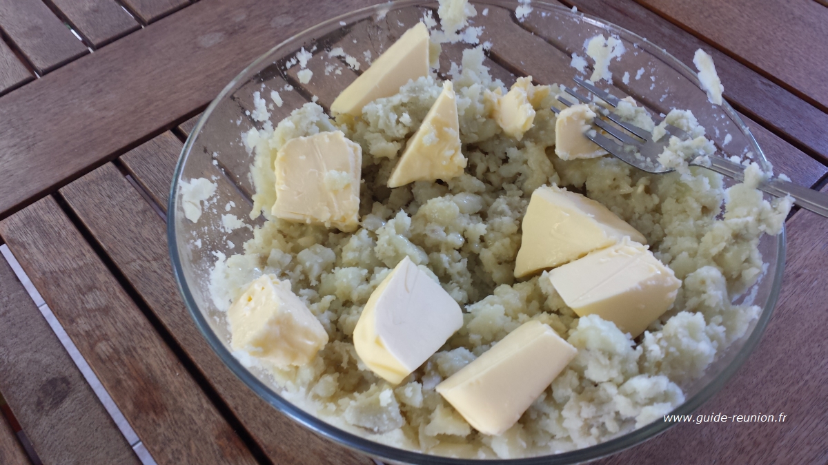 Les patates réduite en purée et le beurre prêts à être mélangés