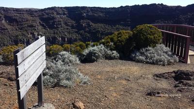 Ne vous approchez pas du bord et surveillez les enfants - Falaises abruptes Belvédère du cratère Commerson