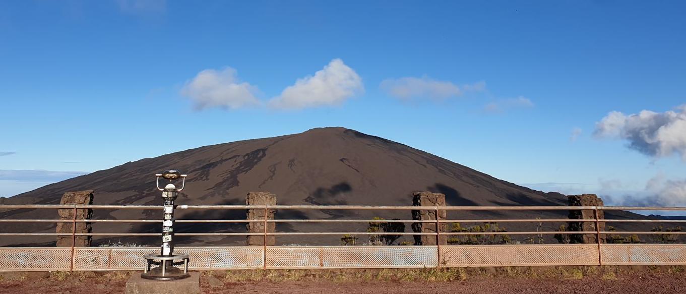 Pas de Bellecombe : point de vue sur le volcan Piton de la Fournaise