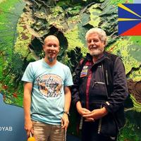 Drapeau de la Réunion - Maloyab aux côtés de Guy Pignolet
