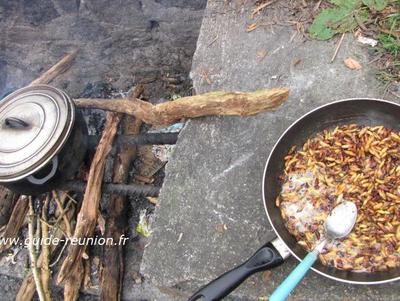 Recette de guêpes au feu de bois à La Réunion