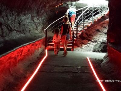 Tunnel de lave à la maison du volcan