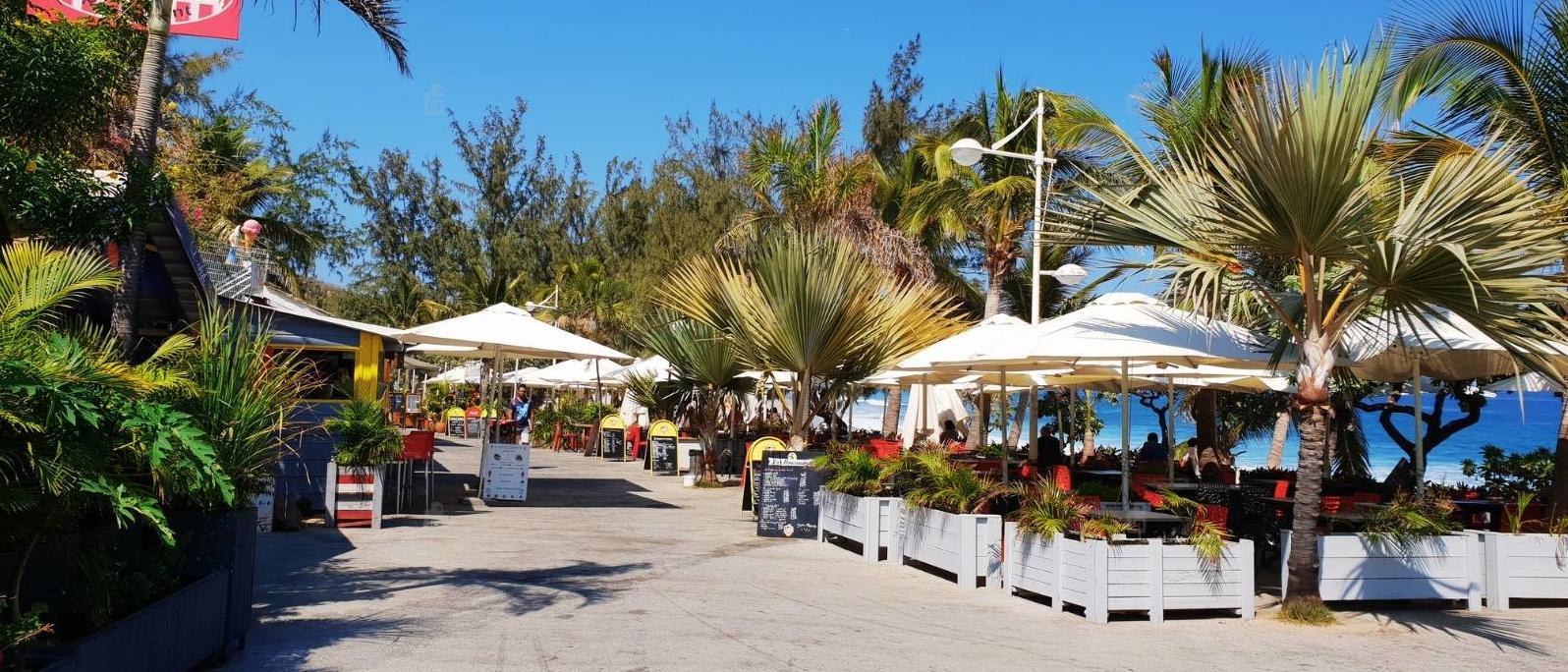 Terrasse de restaurant face à l'océan à La Réunion