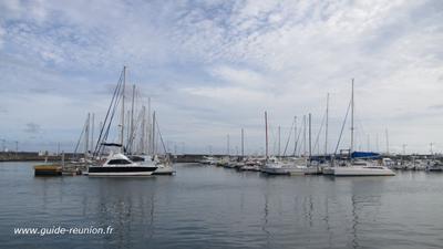 Brocante sur le port de St-Pierre