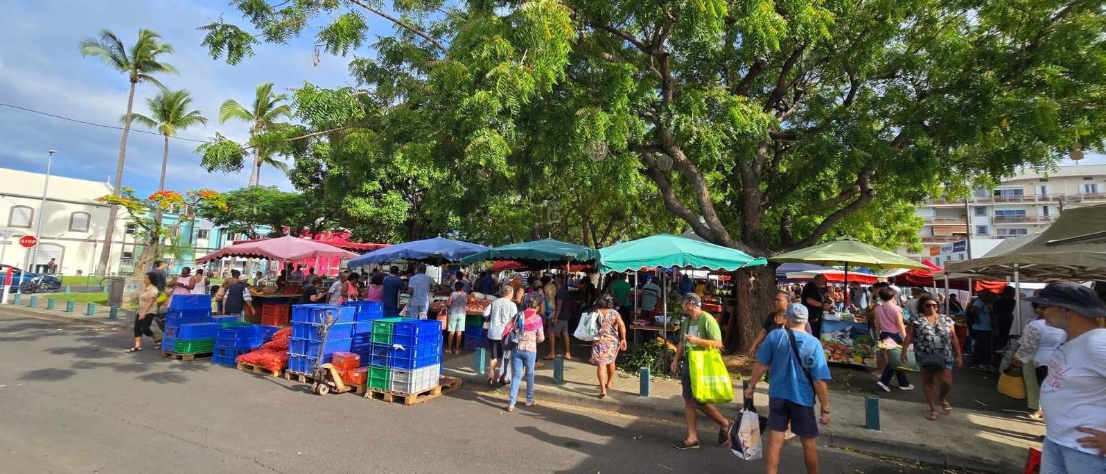 Marché du Port : un marché forain ombragé à La Réunion