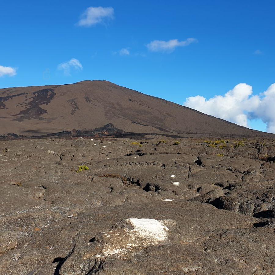 Sentier balisé au volcan