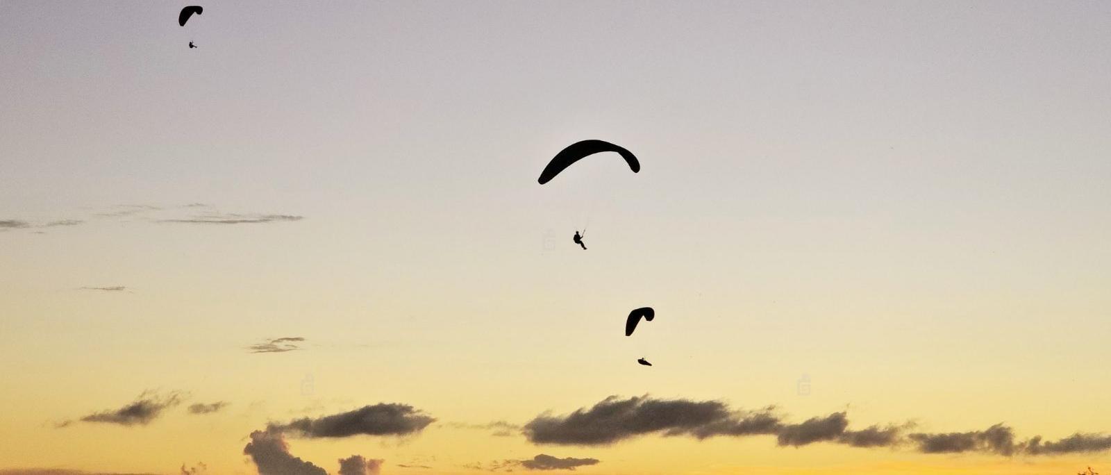 Activités et loisirs à La Réunion : parapente au coucher du soleil