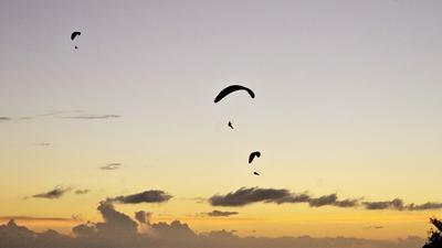 Activités et loisirs à La Réunion : parapente au coucher du soleil
