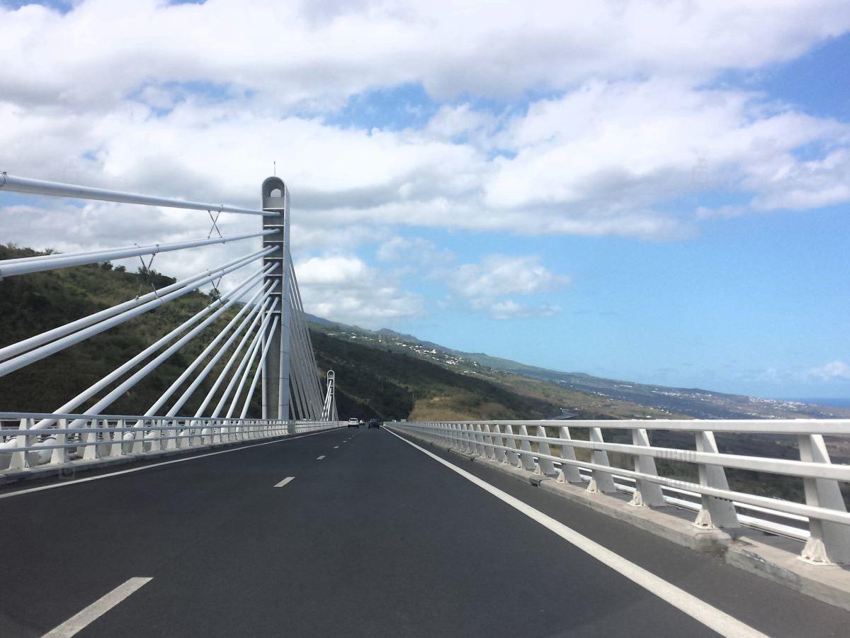 Route des Tamarins à La Réunion – voie rapide avec belvédères sur la côte ouest