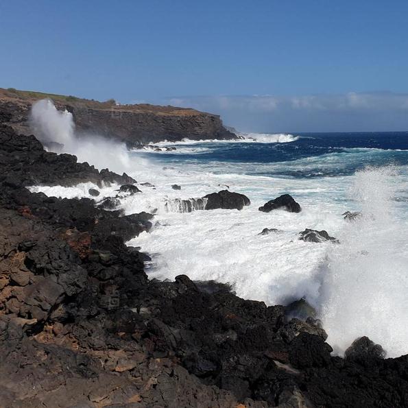 En longeant le littoral en direction du Souffleur pendant un forte houle australe