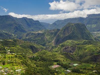 Entre volcans et forêts : vivez l'expérience ultime du trail à La Réunion © JeanLuc Ichard / Adobe Stock Entre volcans et forêts : vivez l'expérience ultime du trail à La Réunion