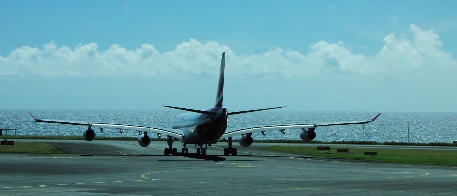 Avion au départ de La Réunion face à l’océan Indien