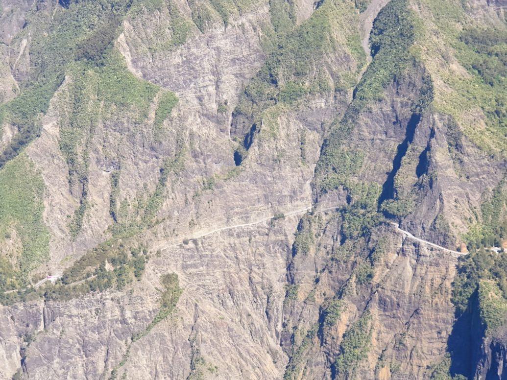 Route de Cilaos à La Réunion – virages en montagne et panorama sur le cirque Route de Cilaos à La Réunion – virages en montagne et panorama sur le cirque