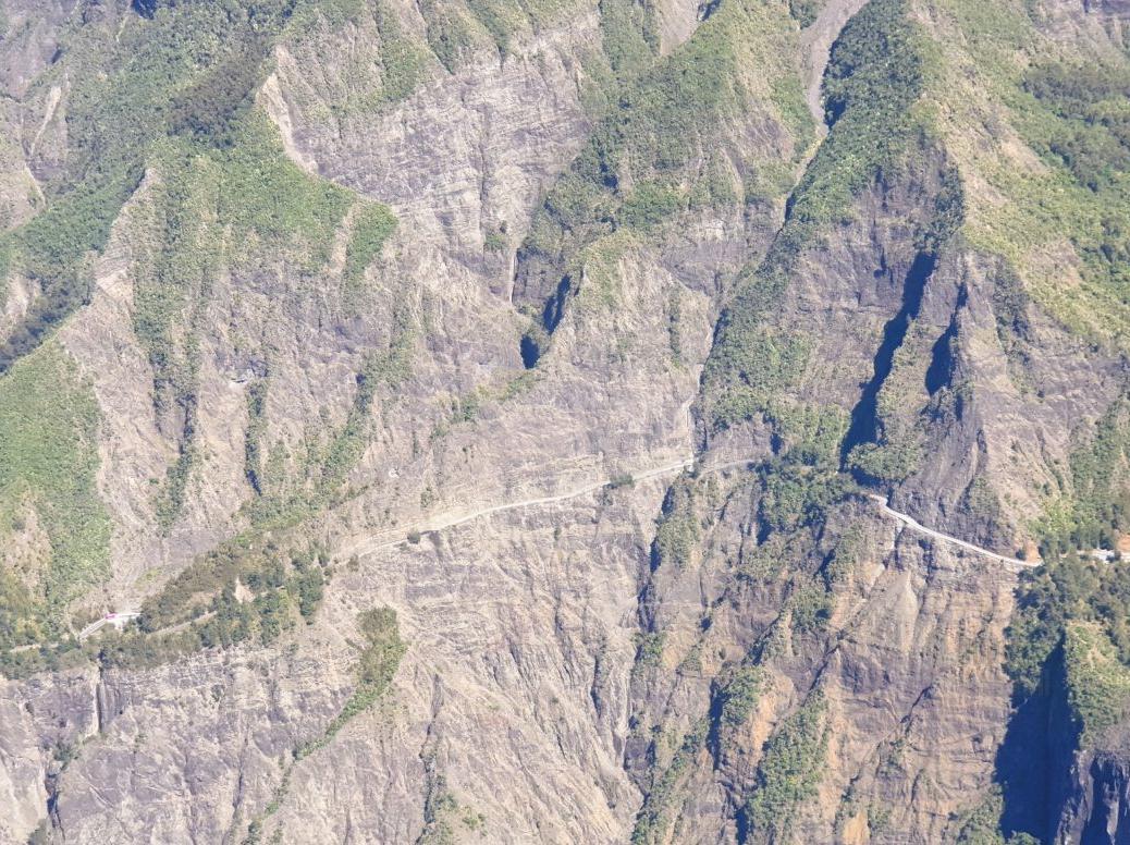 Route de Cilaos à La Réunion – virages en montagne et panorama sur le cirque