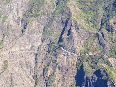 Route de Cilaos à La Réunion – virages en montagne et panorama sur le cirque Route de Cilaos à La Réunion – virages en montagne et panorama sur le cirque