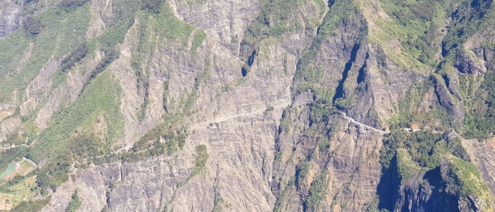Route de Cilaos à La Réunion – virages en montagne et panorama sur le cirque