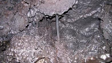 Tunnel de lave : stalactites et stalagmites se rejoignent pour créer des colonnes.