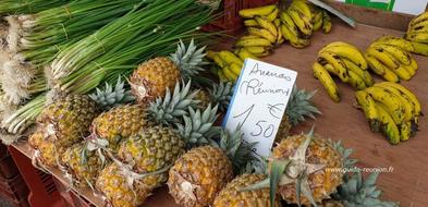 Étals de fruits de la Réunion au marché de la plaine des Palmistes