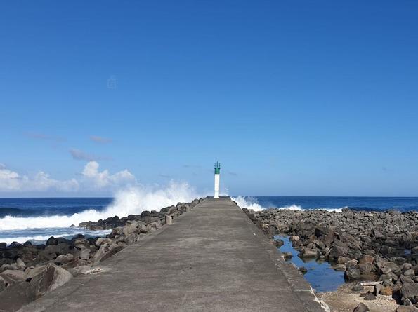 Jetée et phare de Terre Sainte