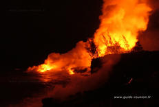 Eruption de 2007 : la lave rejoint l'océan