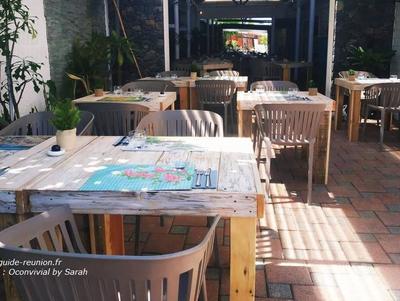 Le restaurant Oconvivial by Sarah est situé à Saint Pierre sur le front de mer Restaurant Oconvivial by Sarah