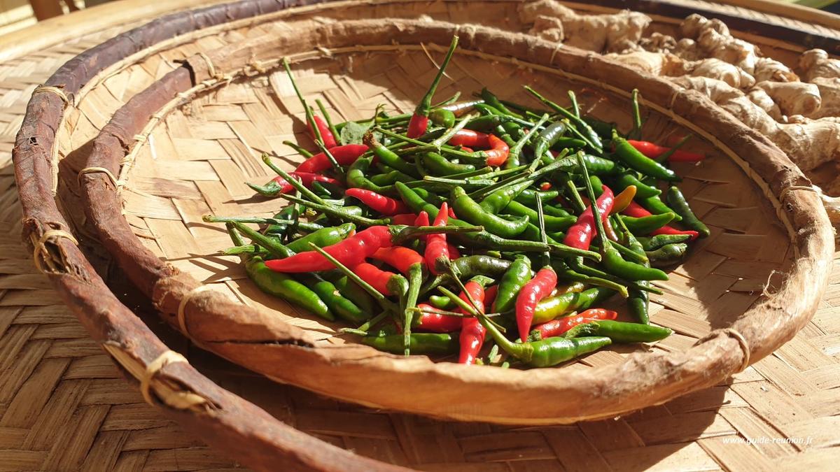 Piment et gingembre frais parfaits pour faire la recette de rougail tomate Piment et gingembre frais parfaits pour faire la recette de rougail tomate