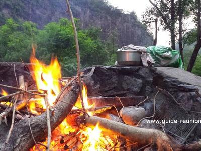 Des emplacements pour faire du feu et cuisiner sont présents sur beaucoup d'aires de pique-nique à la Réunion.