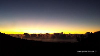 Photo : lever du soleil sur l'éruption le 23 mai 2015
