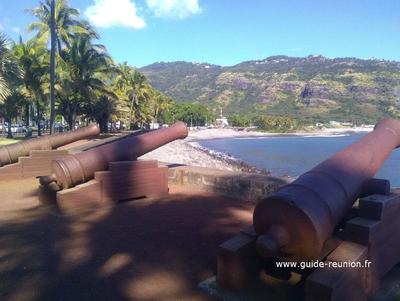 Les canons du Barachois pointés vers l'océan Les vieux canons du Barachois pointent vers l'océan Indien.