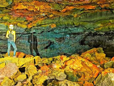 Puits de lumière et salon rouge dans tunnel de lave - Sébastien Cluzet Tunnel de lave Réunion avec speleologie.re