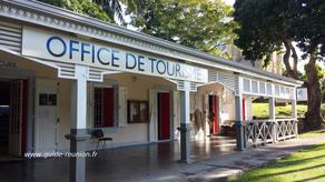 L'office de tourisme de Saint-benoît se situe à côté de l'église de Sainte-Anne.