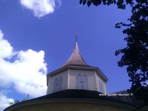 Le toit de la chapelle pointue de Madame Desbassayns à Saint-Gilles-Les-Hauts.