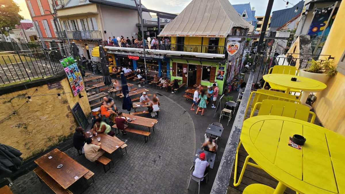 Terrasses et ambiance au Carré Cathédrale à Saint-Denis