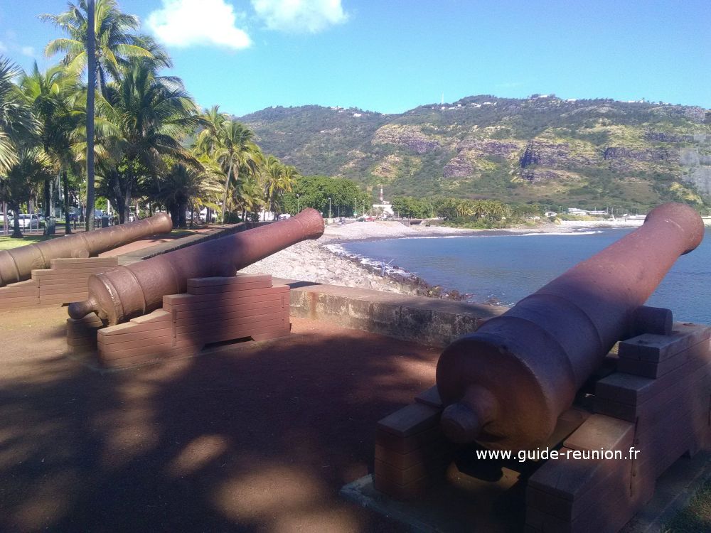Les canons du Barachois pointés vers l'océan Les vieux canons du Barachois pointent vers l'océan Indien.